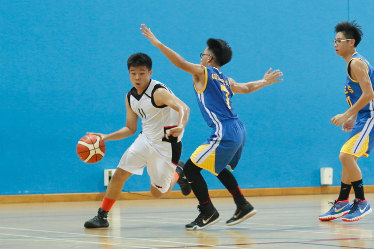 #11 of Bedok Green driving to the hoop against his defender. (Photo  © Chan Hua Zheng/Red Sports)