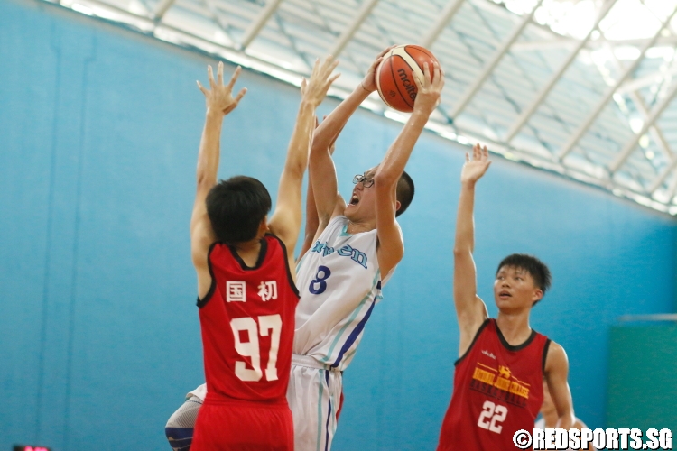 Nicholas Liew (Bowen #8) double clutches on his way to the hoop. (Photo 2 © Dylan Chua/Red Sports)