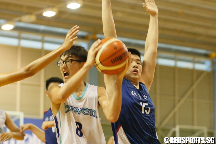 Nicholas Liew (Bowen #8) looks to dish the ball out to an open teammate. (Photo  © Chan Hua Zheng/Red Sports)