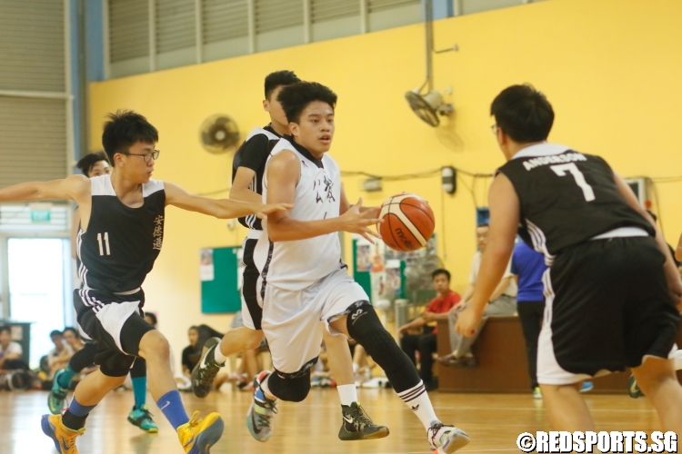 Chua Kai Xuan (CHS #4) drives to the basket. (Photo  © Dylan Chua/Red Sports)