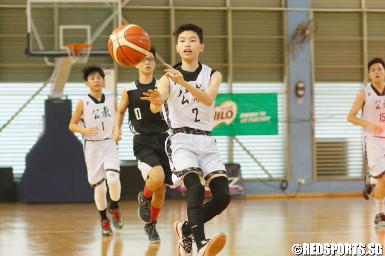 Fan Yao En (CHS #2) passes the ball.(Photo 5 © Dylan Chua/Red Sports)