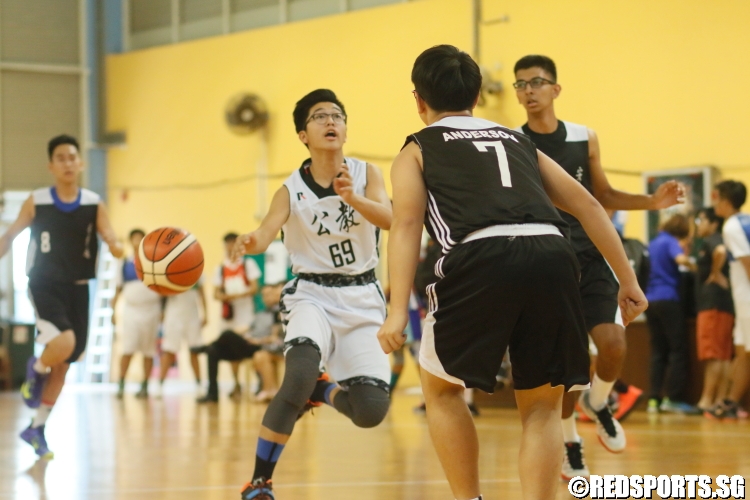 Evan Teh (CHS #69) attempts a no look pass. (Photo 8 © Dylan Chua/Red Sports)