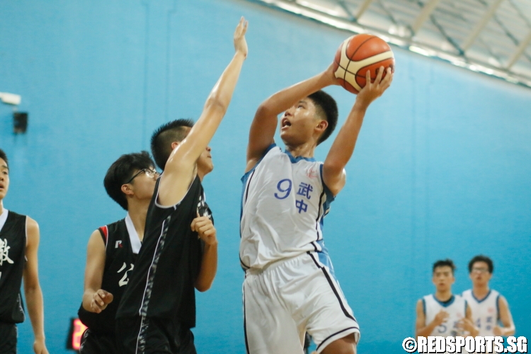 Jeriel (BP #9) double clutches on a lay-up attempt. (Photo 10 © Dylan Chua/Red Sports)
