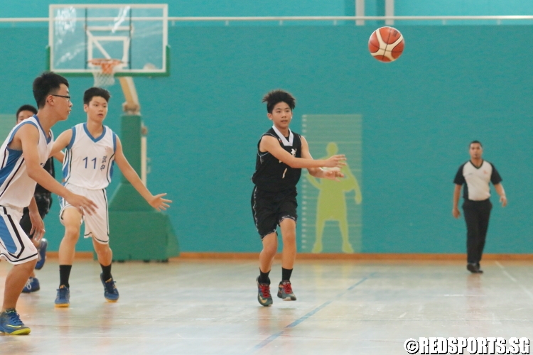 Justin Lee (CHS #1) passes the ball. (Photo  9 © Dylan Chua/Red Sports)
