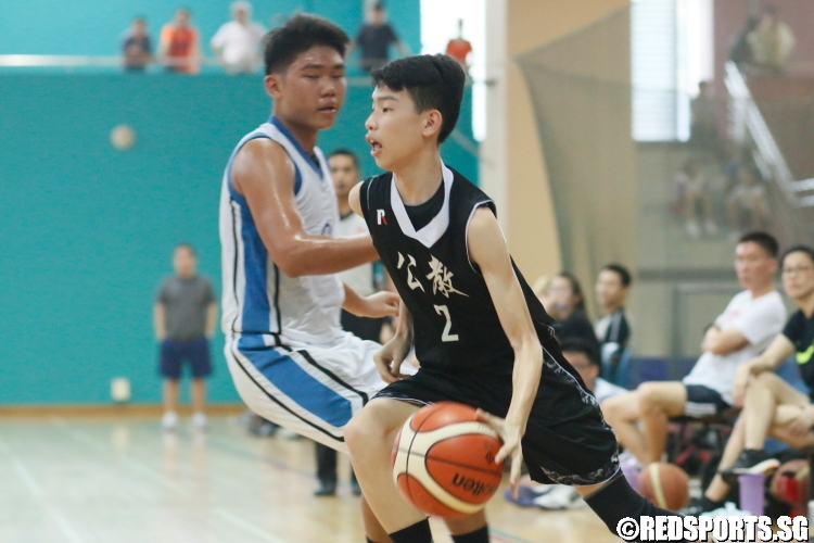 Fan Yao En (CHS #2) drives past his defender. (Photo 3 © Dylan Chua/Red Sports)