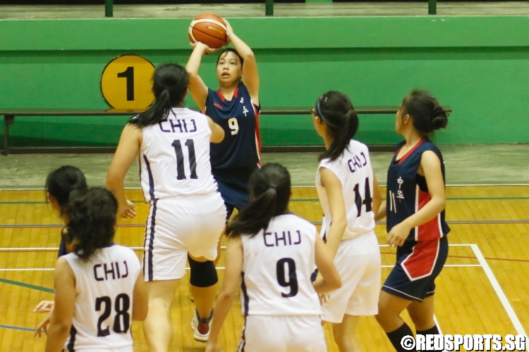 Sherry Lee (Zhonghua #9) shooting over the defense. (Photo  © Chan Hua Zheng/Red Sports)