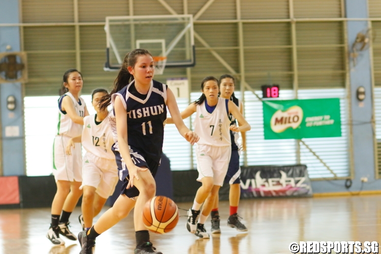 Gina Tee (Yishun #11) pushes the ball on the break. (Photo 3 © Dylan Chua/Red Sports)