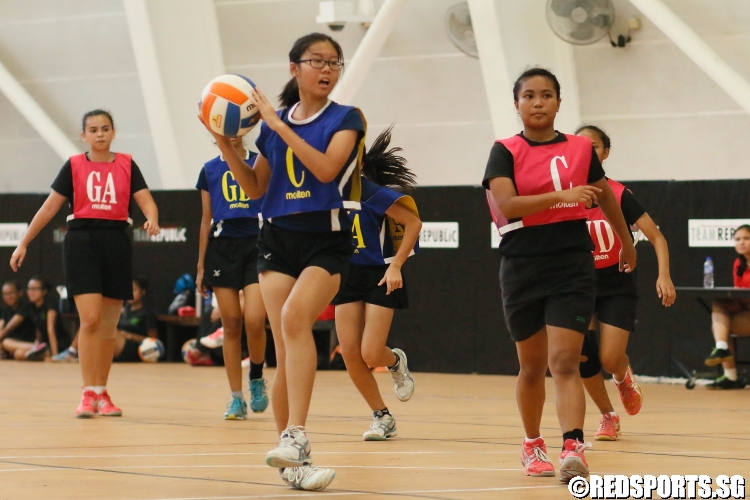 Jolyn (Serangoon C) looks to pass the ball. (Photo 3 © Dylan Chua/Red Sports)
