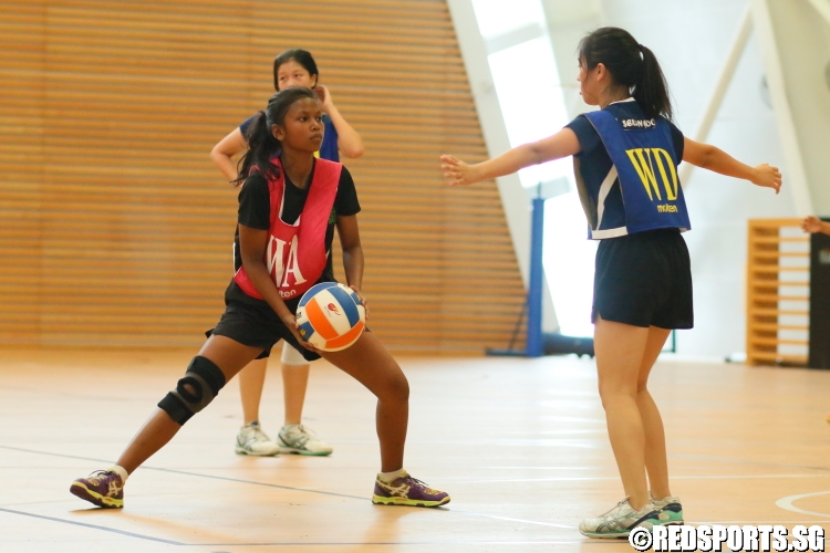 Nadia Yeo (EVG WA) handles the ball. (Photo 2 © Dylan Chua/Red Sports)