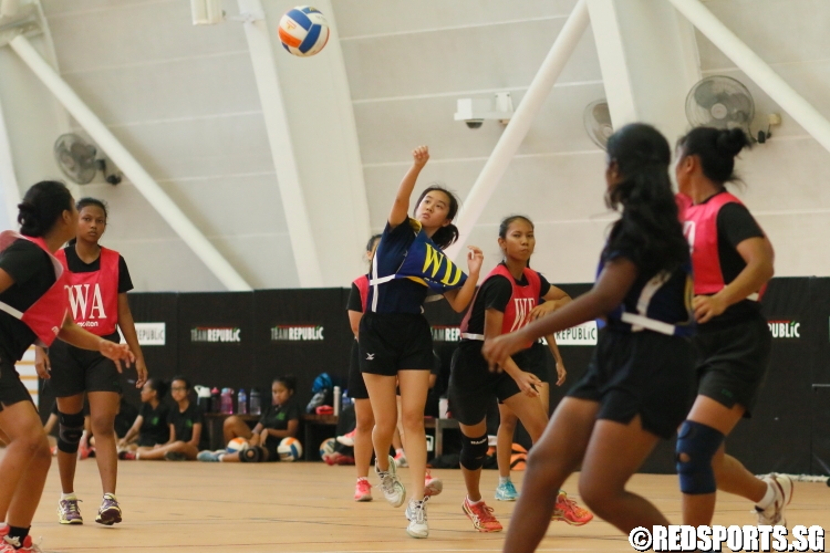 Shavonne (Serangoon WD) passes the ball. (Photo 7 © Dylan Chua/Red Sports)