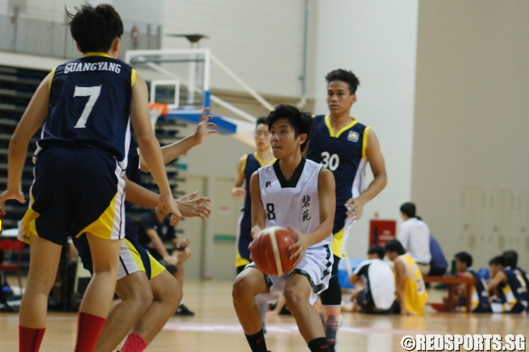 Chan Sin (Bishan Park #8) finds himself surrounded by the Guangyang defense. (Photo  © REDintern Chan Hua Zheng)