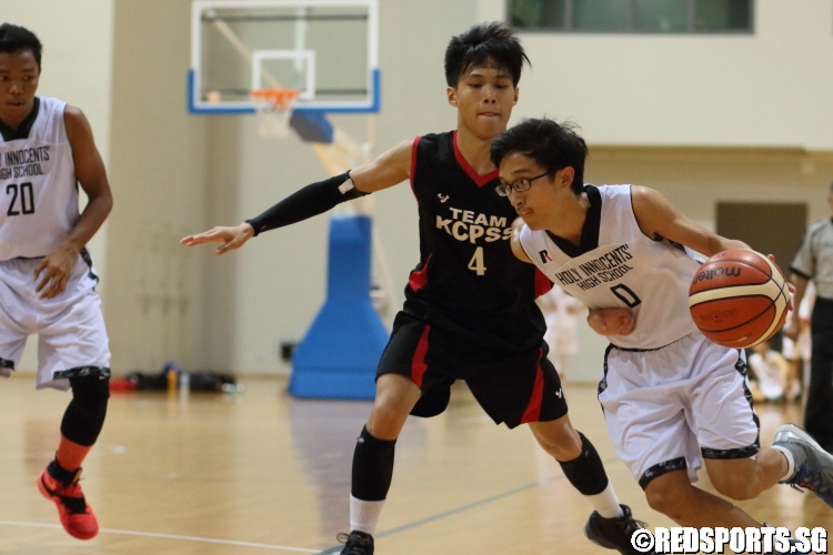 Teo Jun Kai (HIHS #0) driving strong to the hoop against his defender. (Photo  © Chan Hua Zheng/Red Sports)
