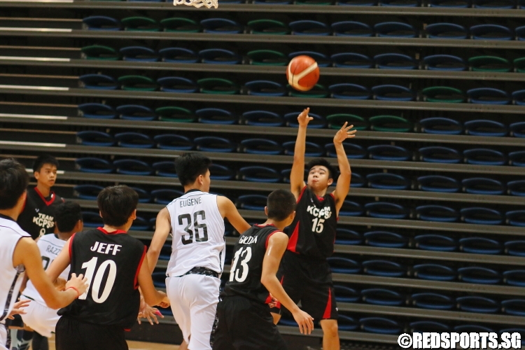 Eugene Kwek (KCPSS #15) shoots over the defense. (Photo  © Chan Hua Zheng/Red Sports)