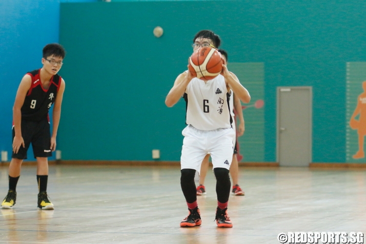 Preston Lim (Nan Hua #6) taking aim on a free throw attempt. (Photo  © Chan Hua Zheng/Red Sports)
