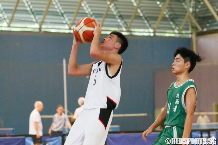 Zhe Yuan (New Town #5) attemps an underbasket shot. (Photo  © Chan Hua Zheng/Red Sports)
