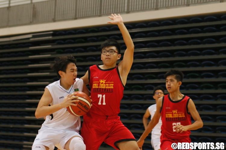 Bryan Teo (RI #12) finds himself heavily guarded as he drives to the hoop. (Photo  © Chan Hua Zheng/Red Sports)