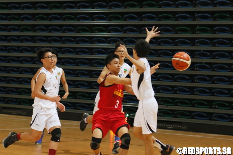 Seow Wei Xuan (NJC #3) dishing the ball to a teammate. (Photo  © Chan Hua Zheng/Red Sports)