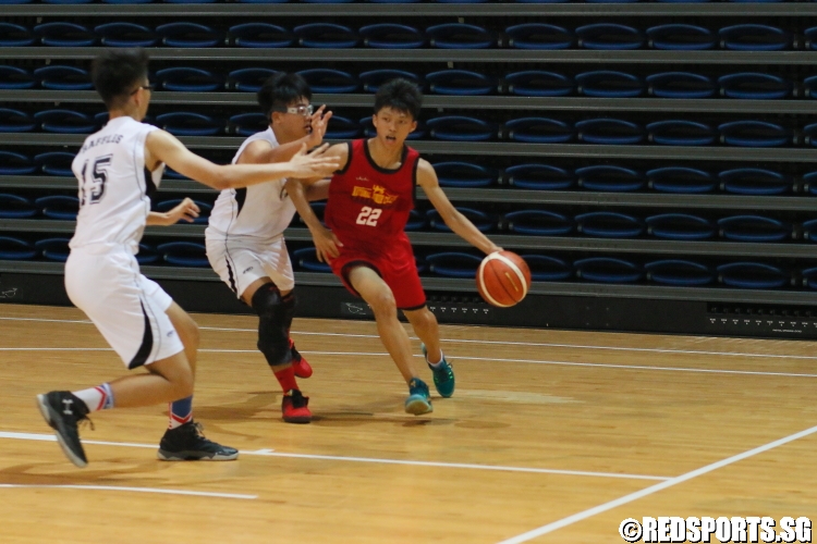 Huang Yifan (NJC #22) strong to the hoop. (Photo  © Chan Hua Zheng/Red Sports)