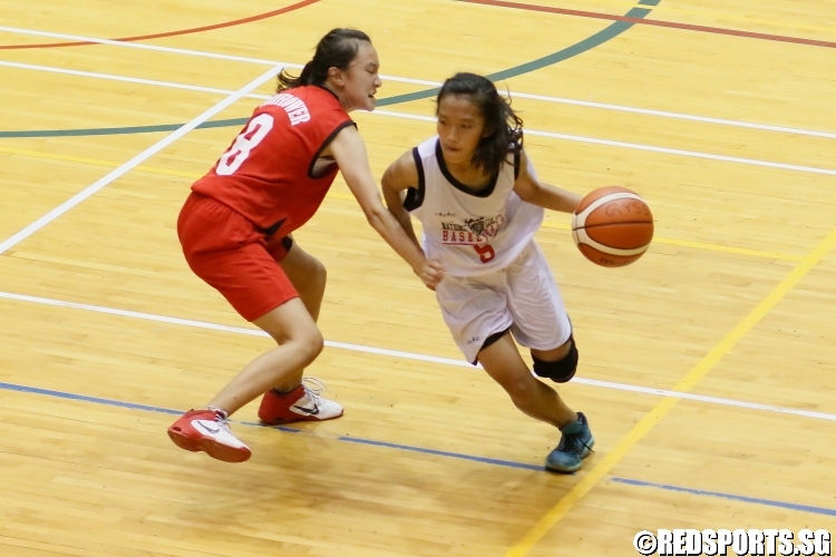 Sylvia (NJC #5) slashing past her defender to the hoop. (Photo  © Chan Hua Zheng/Red Sports)