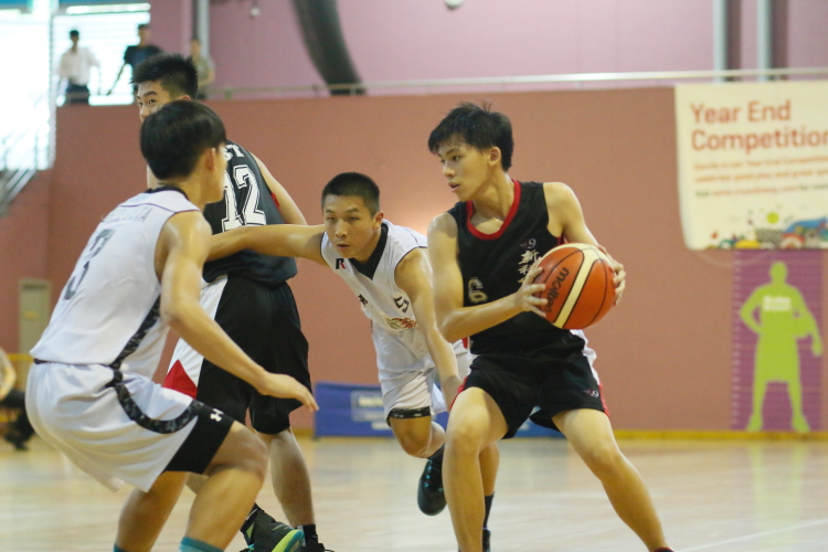 Thomas (SST #6) looks to feed Tony (SST #12) on a pick and roll play. (Photo 9 © Dylan Chua/Red Sports)