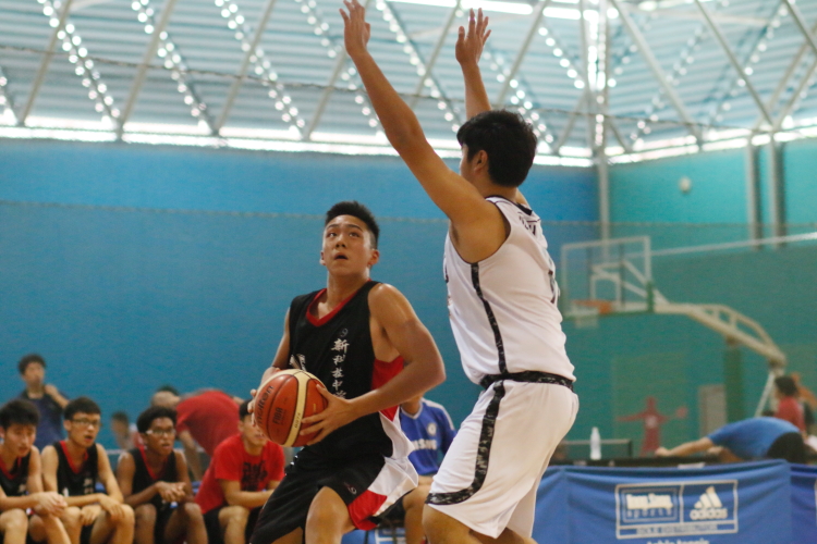 Justin (SST #15) takes aim at the basket.(Photo 13 © Dylan Chua/Red Sports)