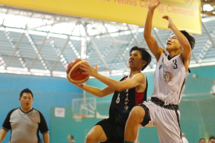 Thomas (SST #6) rises for a contested lay-up. (Photo 15 © Dylan Chua/Red Sports)