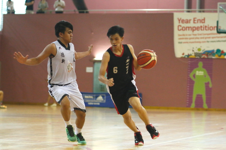 Tony (SST #12) drives the ball. (Photo 10 © Dylan Chua/Red Sports)