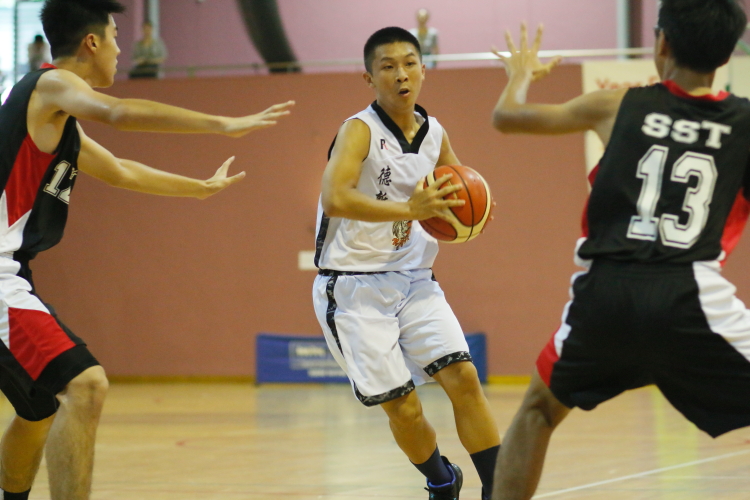 Dylan Toh (NV #5) drives against SST. (Photo 6 © Dylan Chua/Red Sports)