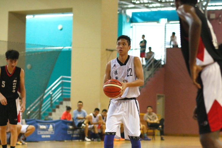 Keith Tan (NV #22) on the free-throw line. (Photo 7 © Dylan Chua/Red Sports)