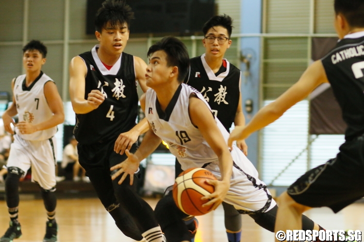 Christian Pepito (NV #19) driving through the defense. (Photo  © Chan Hua Zheng/Red Sports)