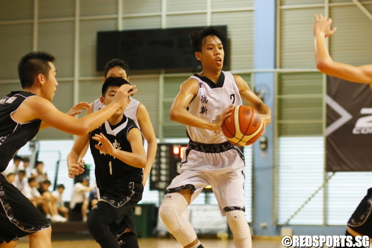 Sim Xuan (NV #2) dishing the ball out to a teammate. He scored 19 points in the victory. (Photo  © Chan Hua Zheng/Red Sports)