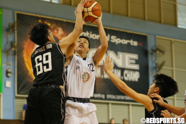 Keith Tan Wei Long (NV #22) finds his shot blocked by Evan Teh (CHS #69). (Photo  © Chan Hua Zheng/Red Sports)