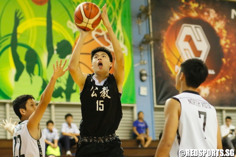 Keith Png (CHS #15) going up for an underbasket shot. (Photo  © Chan Hua Zheng/Red Sports)