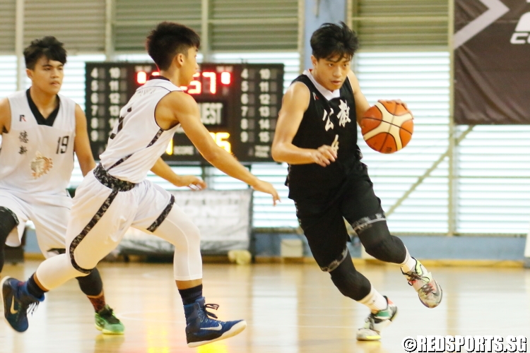 Chua Kai Xuan (CHS #4) driving past his defender. He had a team-high 14 points. (Photo  © Chan Hua Zheng/Red Sports)