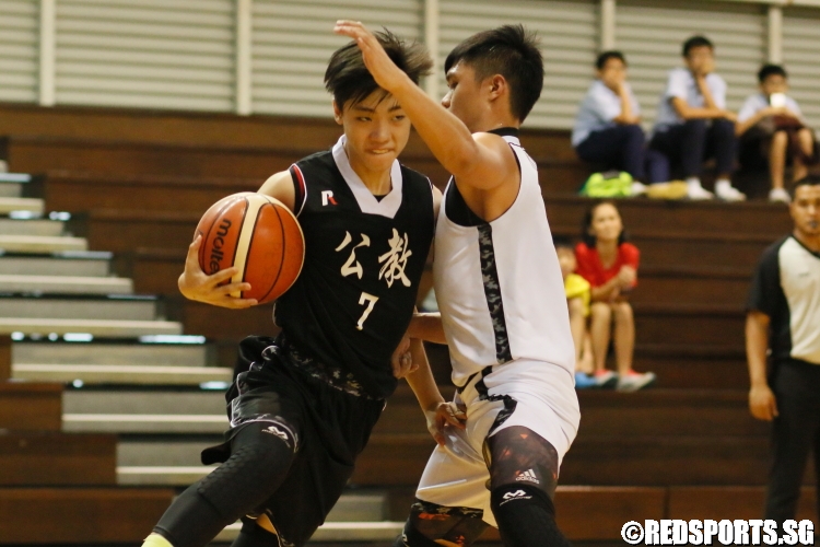 Joshua Lim (CHS #7) driving against his defender. (Photo  © Chan Hua Zheng/Red Sports)