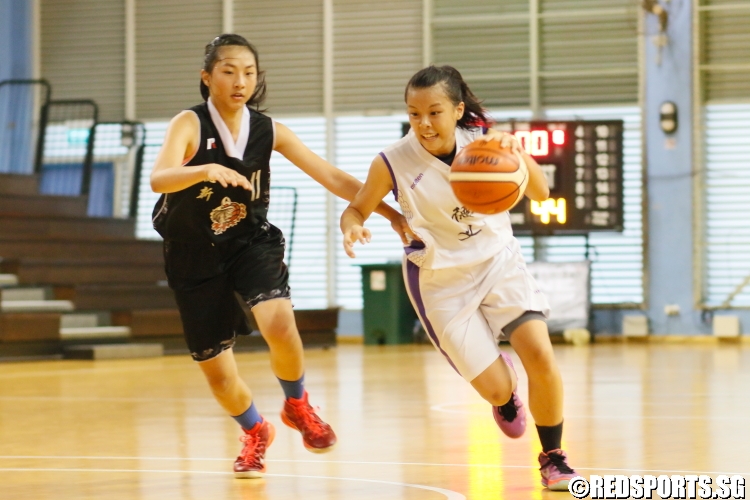 Joanne Lim (Deyi #12) drives to the basket. Her game-high 24 points was not enough to drive her team to victory.(Photo 1 © Dylan Chua/Red Sports)