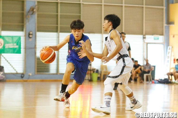 Richie Tan Yan Ming (PHS #10) driving against his defender. (Photo  © Chan Hua Zheng/Red Sports)