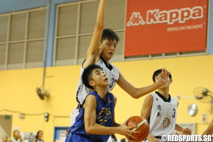 Dillion Yap (PHS#23) finds himself heavily guarded as he attempts a shot. (Photo  © Chan Hua Zheng/Red Sports)