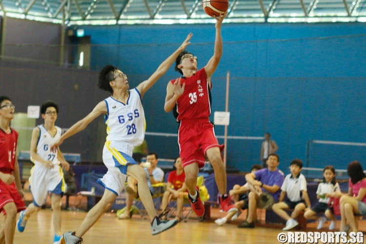 Dylan Toh (NUS High #35) rising high for a layup. He had a game-high 9 points in the game. (Photo  © Chan Hua Zheng/Red Sports)