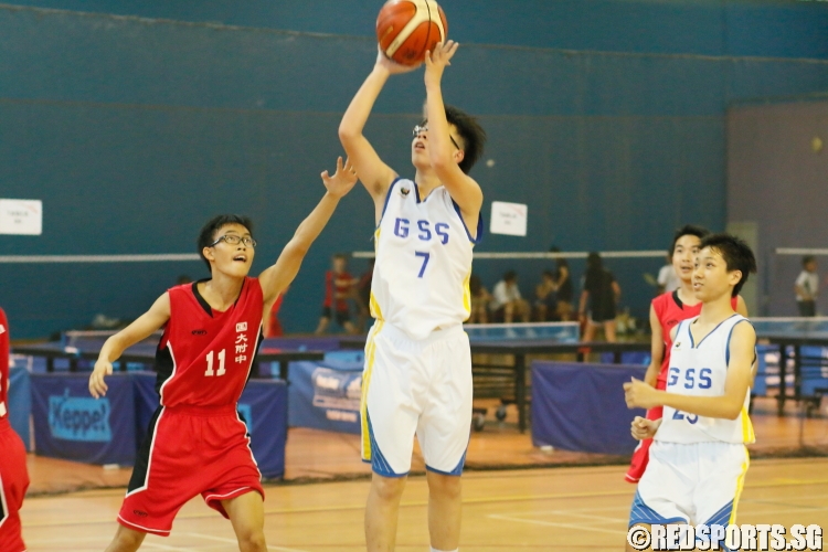Alvin Toh Yik Xuen (Greenridge #7) pulls up for a jumpshot. He had a game-high 9 points in the victory. (Photo  © Chan Hua Zheng/Red Sports)