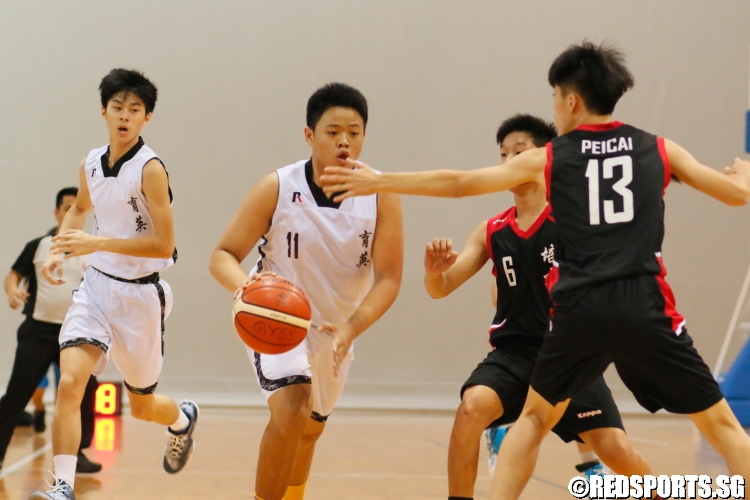 Ariel Lee Jun Wei (YYS #11) surveys the defense as he drives to the hoop. (Photo  © Chan Hua Zheng/Red Sports)