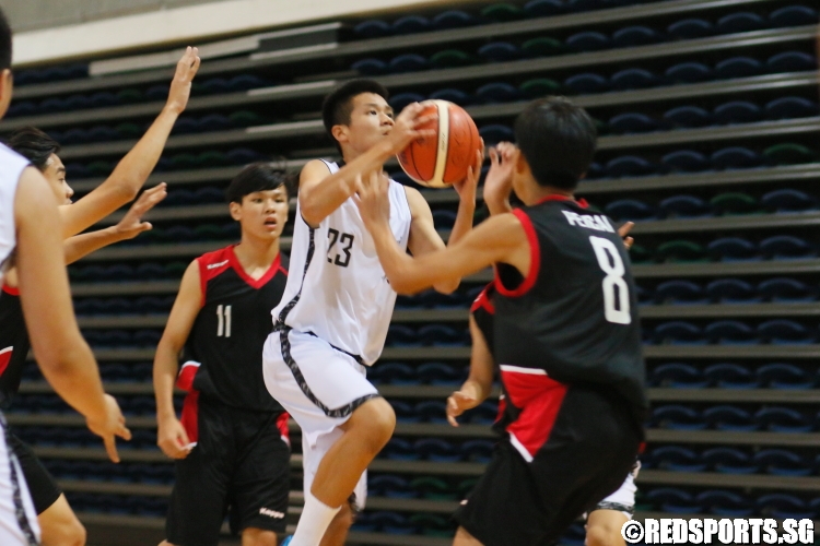 Keith Teo Zhe Ming (YYS #23) rising for a layup over the defense. (Photo  © Chan Hua Zheng/Red Sports)
