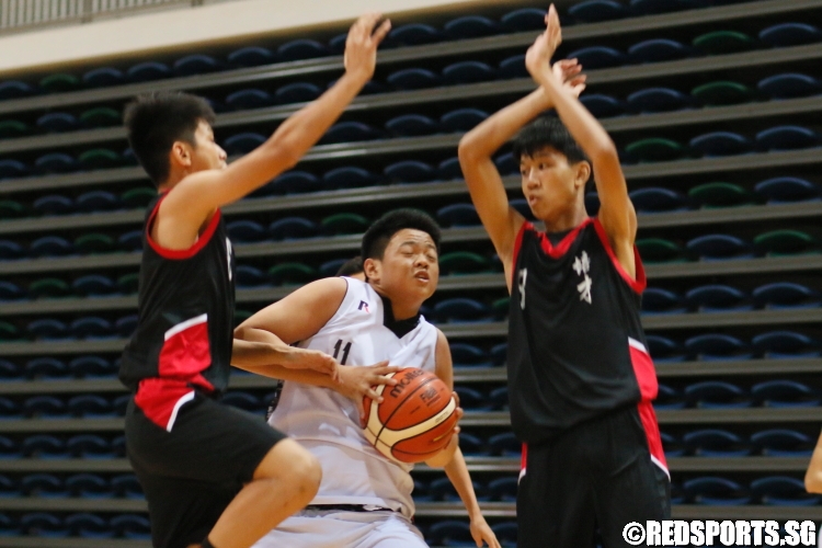 Ariel Lee Jun Wei (YYS #11) driving strong through the Peicai defense. He had a team-high 12 points in the victory. (Photo  © Chan Hua Zheng/Red Sports)