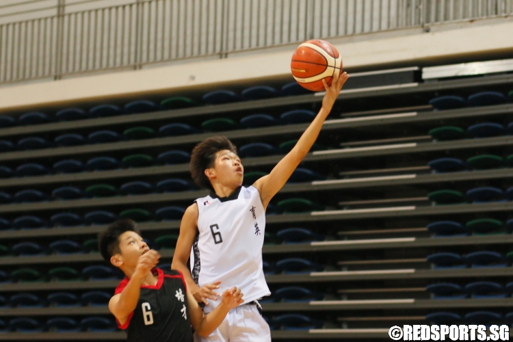 Chay Wen Fu (YYS #6) rising high for a layup. He scored 11 points in the victory. (Photo  © Chan Hua Zheng/Red Sports)