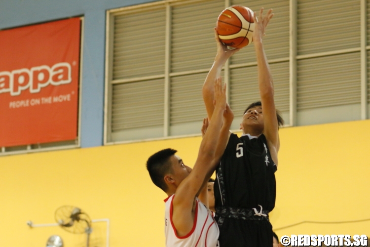 (Pei Hwa #5) attempts a jumper. (Photo  © Dylan Chua/Red Sports)