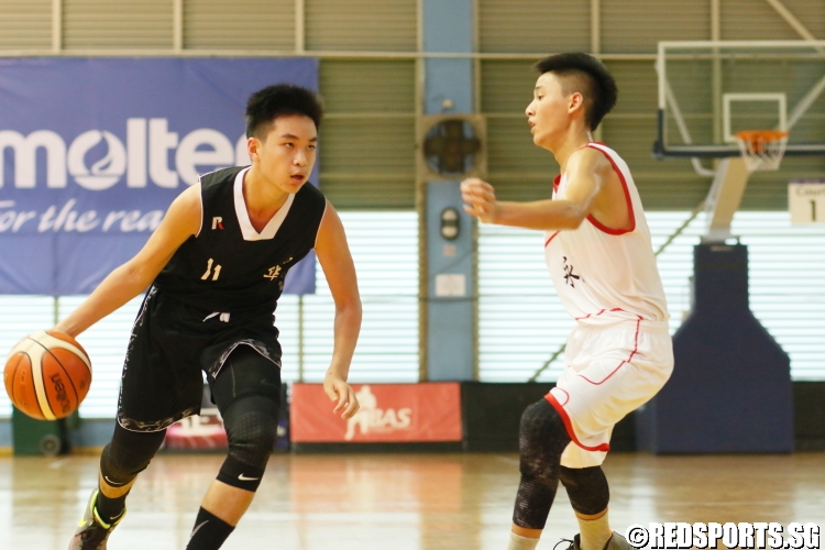 (Pei Hwa #11) drives past his opponent to the basket. (Photo  © Dylan Chua/Red Sports)