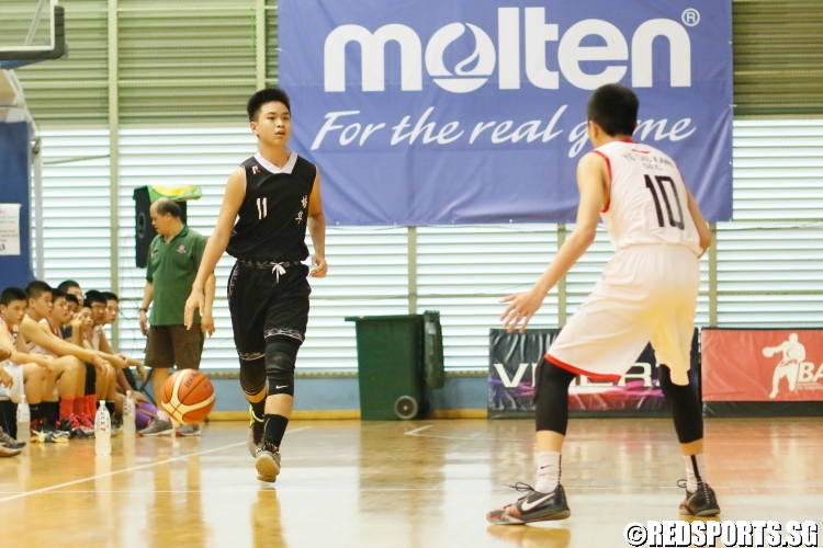 (Pei Hwa #11) surveys the court on offense. (Photo  © Dylan Chua/Red Sports)