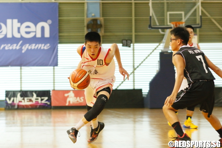 (YCK #10) drives to the basket. (Photo  © Dylan Chua/Red Sports)