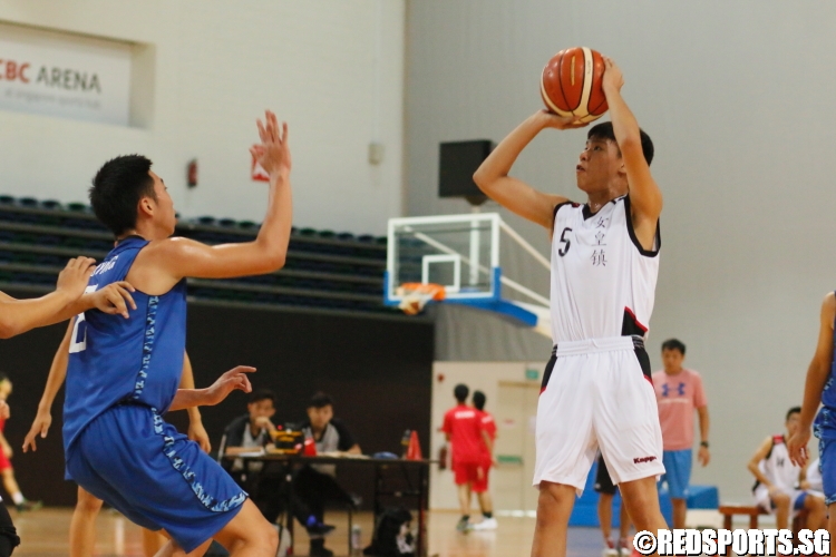 #5 of Queenstown rising up for a jumpshot over the Yuying defense. (Photo  © Chan Hua Zheng/Red Sports)