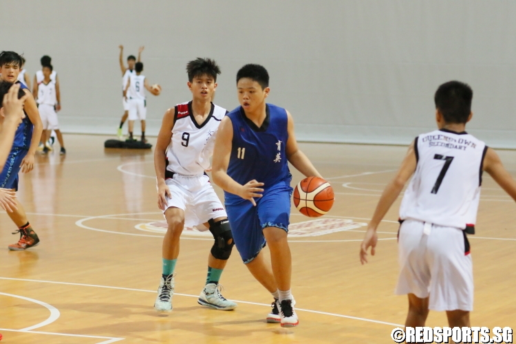 Ariel Lee Jun Wei (Yuying #11) driving through the Queenstown defense to the hoop. He scored 10 points in the game. (Photo  © Chan Hua Zheng/Red Sports)